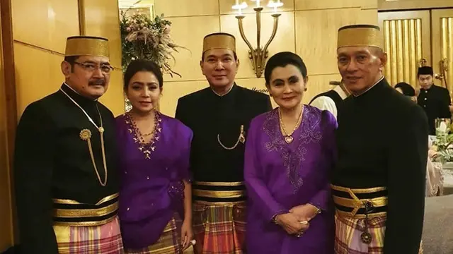 6 Potret Mayangsari Hadiri Pernikahan Danny Rukmana, Kompak dengan Keluarga Cendana
