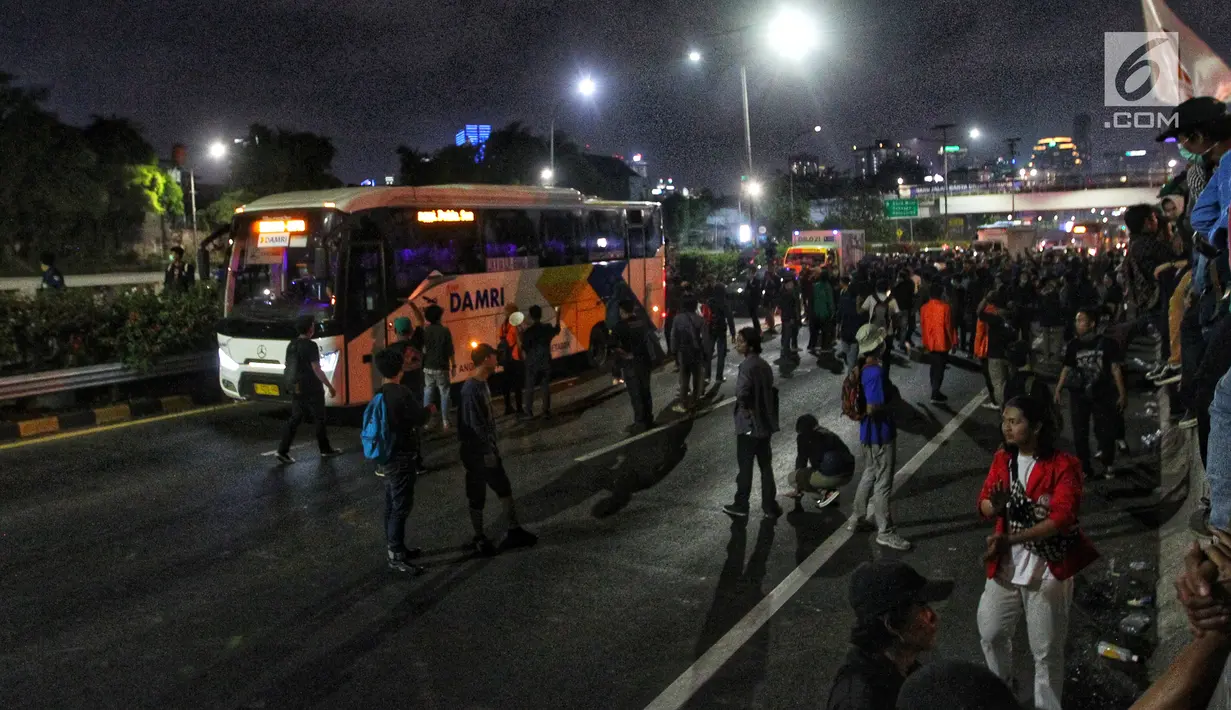 Mahasiswa dari berbagai kampus se Jabdetabek berunjuk rasa menutup jalan tol dalam kota di depan Gedung DPR/MPR, Jakarta, Senin (23/9/2019). Mereka menolak pengesahan RUU KUHP dan revisi UU KPK. (Liputan6.com/JohanTallo)