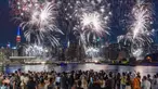 Penonton berkumpul di sepanjang tepi pantai Williamsburg untuk menyaksikan pertunjukan kembang api Macy pada perayaan Hari Kemerdekaan di Brooklyn, New York, Amerika Serikat, 4 Juli 2022. Kembang api meledak dari tongkang di East River. (AP Photo/Bebeto Matthews)