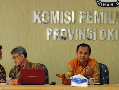 Ketua KPU DKI Jakarta, Sumarno (kanan) memimpin rapat bersama perwakilan parpol peserta Pilgub DKI Jakarta di Jakarta, Rabu (24/8). Rapat membahas tata cara pendaftaran calon Gubernur dan Wakilnya dari partai politik. (Liputan6.com/Helmi Fithriansyah)