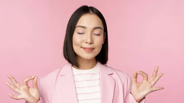 Mindfulness memungkinkan kamu untuk lebih mengenali dirimu sendiri, termasuk pola pikir dan emosi yang sering muncul.