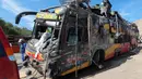 Kondisi bus tingkat yang ringsek setelah menabrak mobil-mobil yang diparkir di daerah Arequipa, Peru, Senin (6/1/2020). Akibat peristiwa itu sebanyak 14 orang tewas dan 40 lainnya terluka. (Photo by Javier Casimiro / AFP)