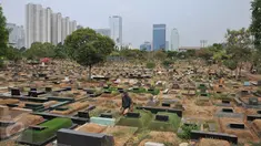 Seorang perawat makam merapikan salah satu makam di TPU Karet Bivak, Jakarta, Rabu (7/10/2015).  Pengamat Tata Kota dari Universitas Trisakti Nirwono Yoga memprediksi DKI Jakarta akan mengalami krisis lahan makam pada 2017. (Liputan6.com/Gempur M Surya)