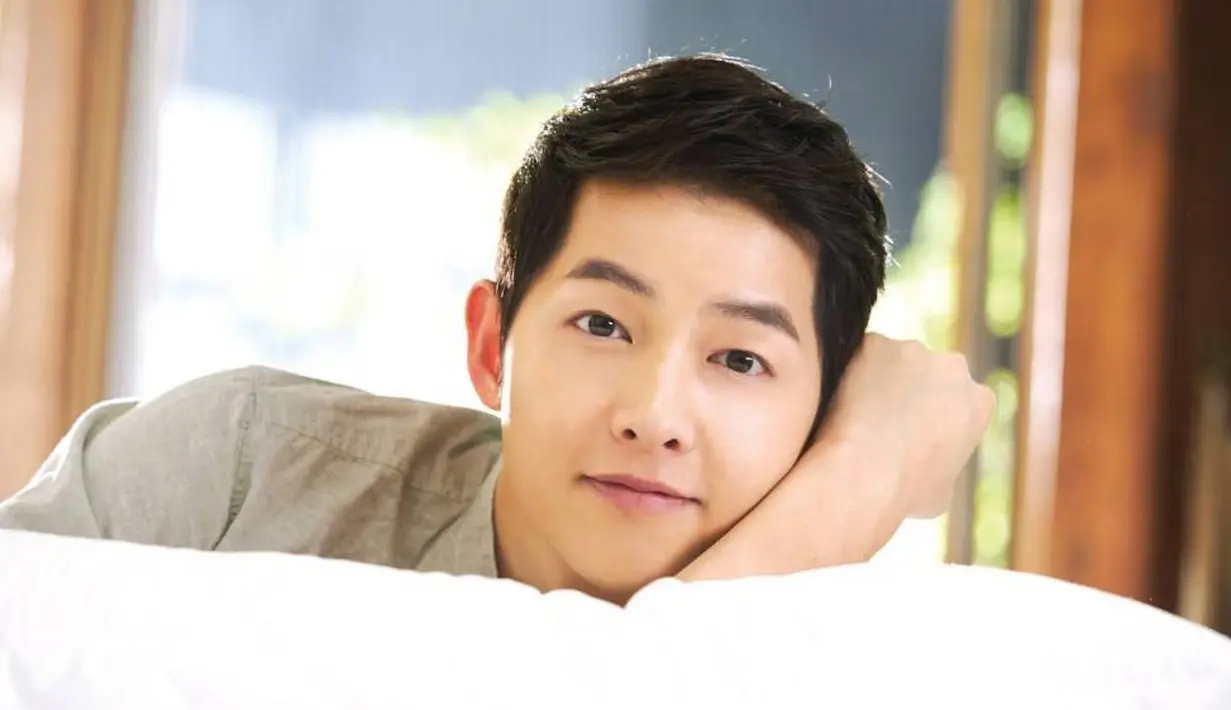 Tampaknya Song Joong Ki sengaja memberikan kado sebagai ucapan terima kasih pada Gummy yang mau hadir di acara fanmeetingnya. (Foto: allkpop.com)