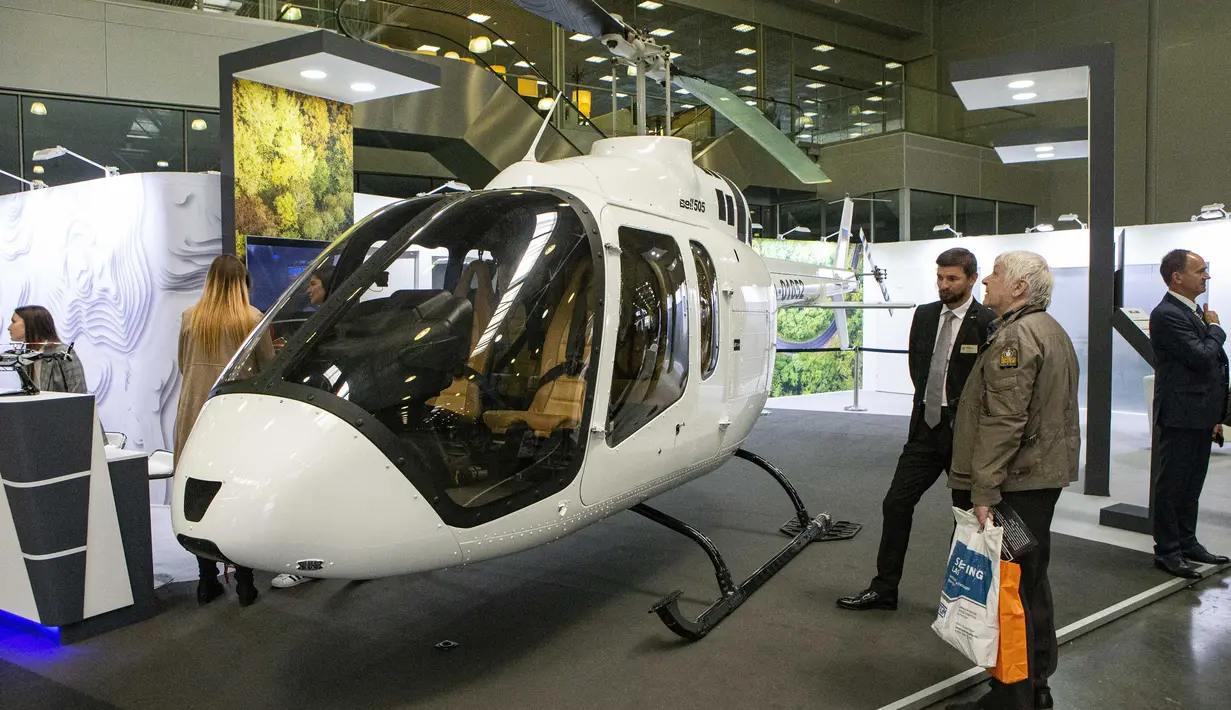 Para pengunjung mengamati helikopter Bell 505 dalam pameran industri helikopter internasional HeliRussia 2020 di Moskow, Rusia (16/9/2020). Pameran tersebut berlangsung di Moskow dari 15 hingga 17 September. (Xinhua/Alexander Zemlianichenko Jr)