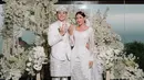 Angga tampil gagah kenakan beskap putih berpayet dengan celana putih. Dipadu dengan kain tenun silver dan penutup kepala [@angga]