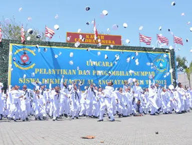 Citizen6, Sidoarjo: Dalam kesempatan tersebut diadakan atraksi dan demontrasi ketangkasan yang dipertontonkan para siswa didepan hadirin. Ketangkasan tersebut seperti, bongkar pasang senjata dengan dan tanpa tutup mata. (Pengirim: Penkobangdikal)