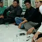 Joni Boy (tengah) ketika dibawa FPI Pekanbaru setelah menghina UAS. (Liputan6.com/M Syukur)