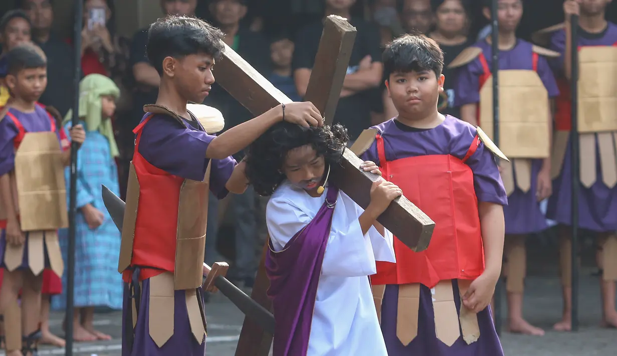 Tablo Jalan Salib menjadi medium penghayatan kesengsaraan Yesus dalam menerima kesengsaraan penebusan dosa semua umatnya. (merdeka.com/Arie Basuki)