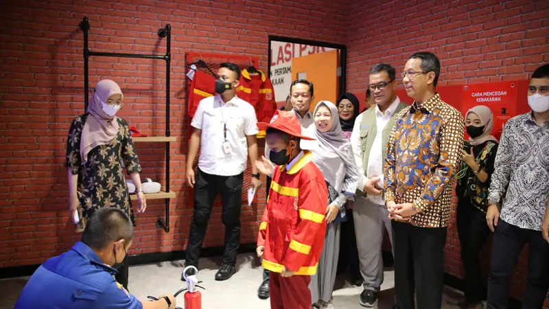 Penjabat (Pj) Gubernur DKI Jakarta Heru Budi Hartono meresmikan secara simbolis Ruang Komunikasi, Informasi dan Edukasi (KIE) Kebencanaan DKI Jakarta di Gedung Disgulkarmat DKI Jakarta.