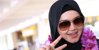 Tidak hanya diisi oleh artis dari Indonesia, pada ultah ke-22, Indosiar juga menghadirkan beberapa artis dari luar negeri. Diantaranya penyanyi dari Malaysia, Siti Nurhaliza. (Adrian Putra/Bintang.com)
