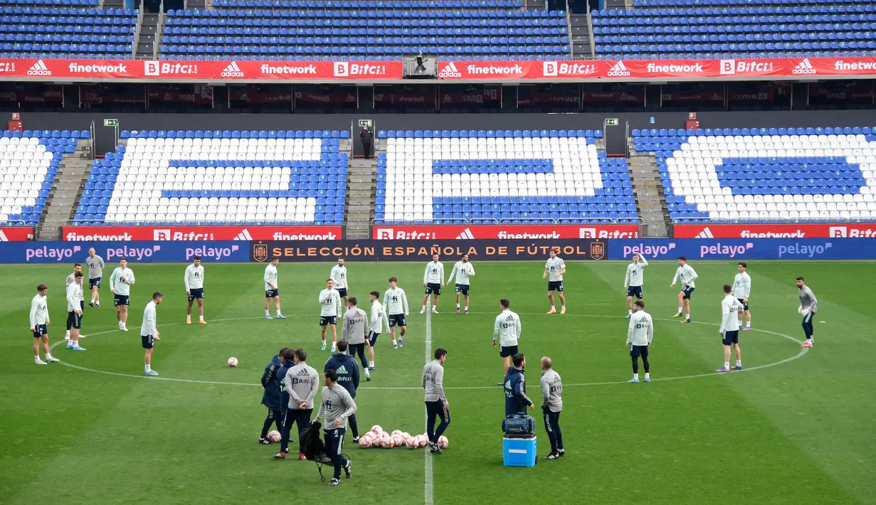 Para pemain Spanyol mengambil bagian dalam sesi latihan di La Coruna, Senin (28/3/2022).  Spanyol akan beruji coba melawan Islandia pada pertandingan International Friendly di Stadion Riazor, Rabu 30 Maret 2022 dini hari WIB. (JAVIER SORIANO/AFP)