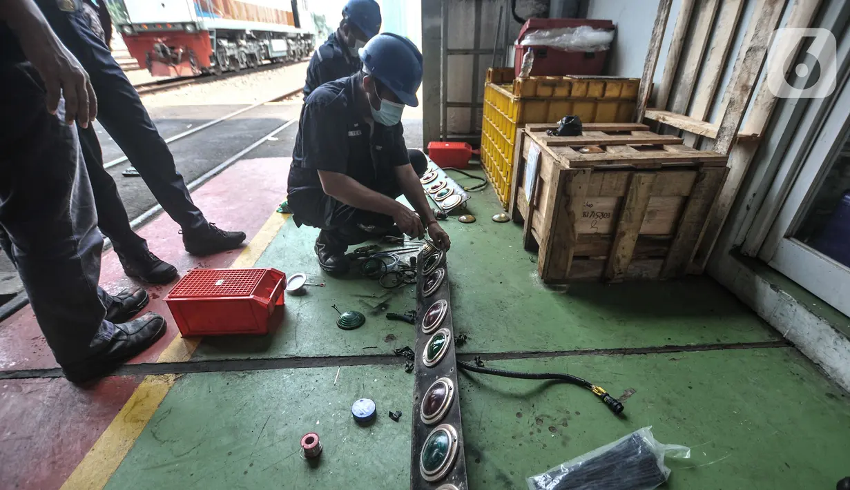 Aktivitas petugas saat melakukan perawatan rutin lokomotif di Depo Kereta Cipinang, Jakarta, Kamis (29/4/2021). Sementara untuk sarana lokomotif, perawatan dimulai dengan memeriksa komponen lokomotif dan memastikannya berfungsi dengan baik. (merdeka.com/Iqbal S. Nugroho)