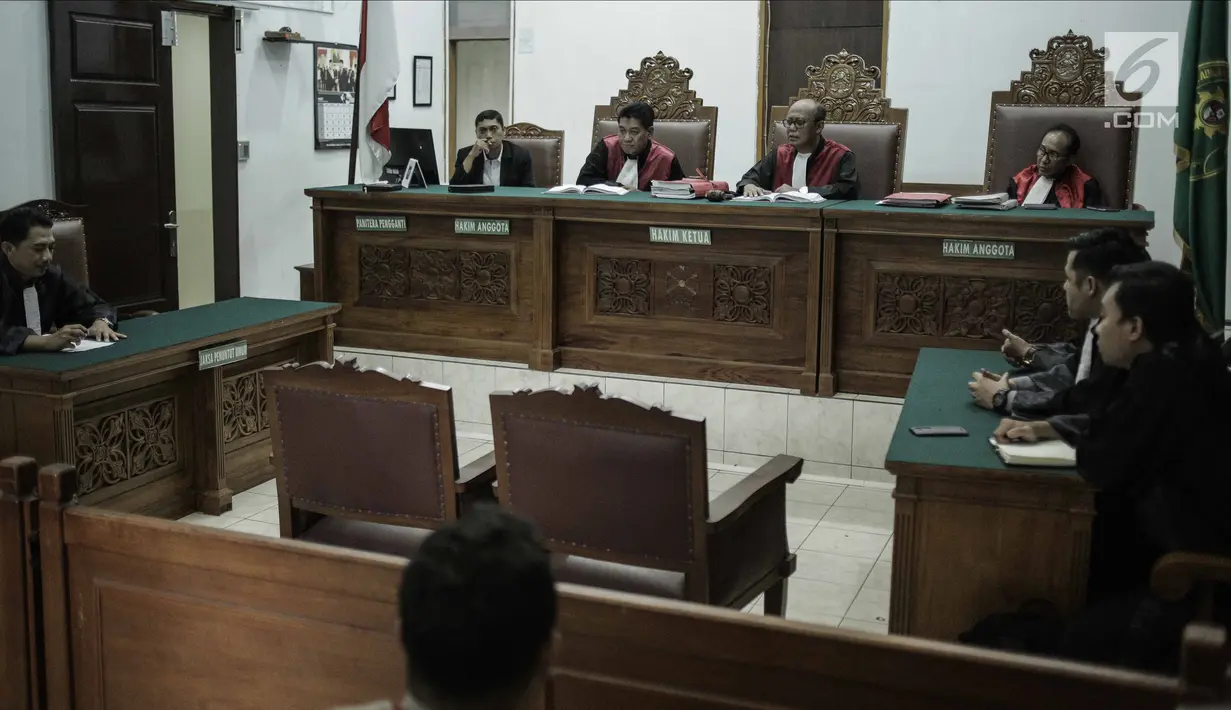 Hakim Ketua menunda persidangan lanjutan Gatot Brajamusti di Pengadilan Negeri Jakarta Selatan, Selasa (27/3). Pada sidang ini JPU dijadwalkan membacakan tuntutan untuk kasus kepemilikan senjata api ilegal dan satwa liar. (Liputan6.com/Faizal Fanani)