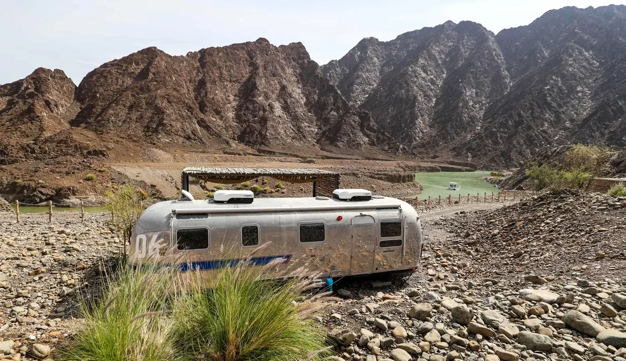 Trailer gurun tersedia di lokasi glamping atau glamorous camping di Hatta, Dubai, 15 Februari 2019. Lokasi ini hanya berjarak sekitar 100 kilometer dari gedung pencakar langit Dubai. (Karim Sahib/AFP)