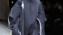 Model pria membawakan busana karya Yurie Fujita, Katsuya Miyazaki dan Futaba Hongo pada Koleksi Musim Gugur / Musim Dingin 2018 di Tokyo Fashion Week di Tokyo, Jepang (19/3). (AP Photo / Koji Sasahara)