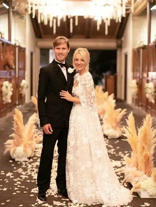 Kaley Cuoco tampil memesona dalam balutan gaun putih berbalut renda bunga dan menampilkan jubah yang serasi. Gaun itu membutuhkan sepuluh penjahit 400 jam untuk dibuat, dan itu dibuat dari 50 yard sifon sutra murni. (Instagram/claudcraig).