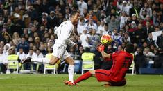 Claudio Bravo melakukan sejumlah penyelamatan penting pada laga melawan Real Madrid di La Liga Spanyol Pekan ke-12, Minggu (22/11/2015) dinihari WIB. Aksi gemilangnya cukup membuat lini depan El Real frustrasi.