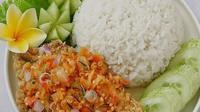 Sepiring ayam geprek sambal matah. (Liputan6.com/IG/luis widarto)