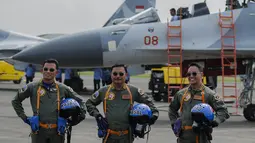 KSAU Marsekal TNI Yuyu Sutisna (kiri) bersama KSAL Laksamana TNI Siwi Sukma Adji (tengah) KSAD Jenderal TNI Andika Perkasa (kanan) berpose sebelum joy flight di Lanud Halim Perdanakusuma, Jakarta, Jumat (5/4). Joy flight dalam rangka pemberian wing penerbang kehormatan. (Liputan6.com/Faizal Fanani)