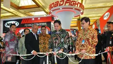 Menteri Perindustrian, Airlangga Hartarto memotong pita saat pembukaan Indonesia Motorcycle Show (IMOS) 2016 di JCC, Senayan, Jakarta, Rabu (2/11). Pameran IMOS 2016 diikuti oleh 39 peserta dan berlangsung dari 2- 6 November. (Liputan6.com/Angga Yuniar)