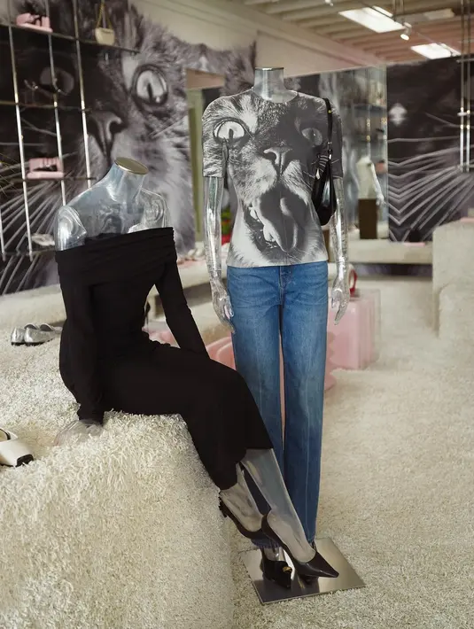 Karpet berbulu, mengingatkan pada menara kucing, menutupi lantai dan pajangan. [Dok/ToryBurch]