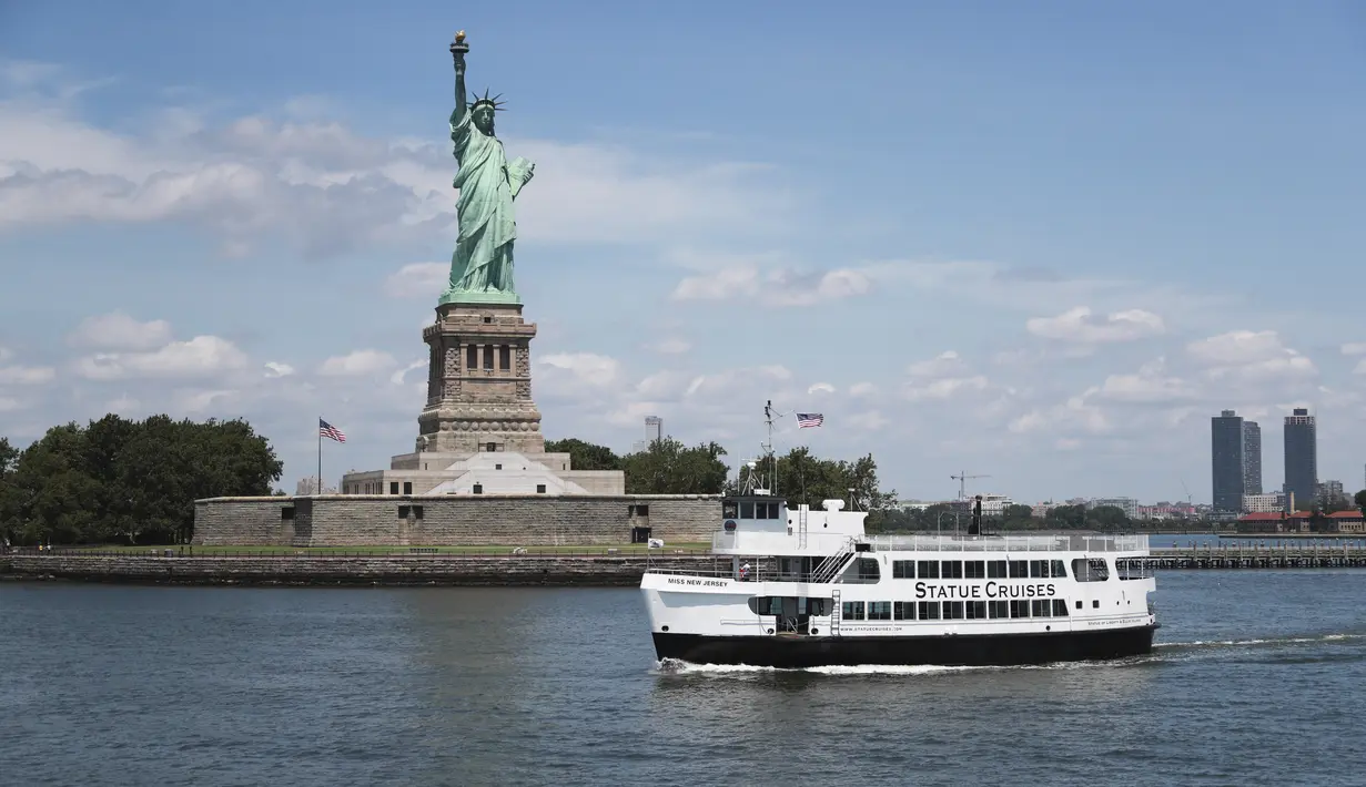 Sebuah kapal pesiar yang membawa pengunjung berlayar melewati Pulau Liberty di New York, Amerika Serikat (AS), (20/7/2020). (Xinhua/Wang Ying)