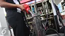Petugas melakukan pemaparan cara kerja mesin dispenser BBM di SPBU Veteran, Jakarta, Kamis (9/6). Kegiatan ini untuk memberi pemahaman lebih baik terhadap masyarakat tentang cara kerja mesin dispenser BBM yang benar. (Liputan6.com/Immanuel Antonius)