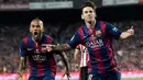 Pesepak bola Barcelona, Lionel Messi, merayakan gol bersama rekannya Dani Alves usai membobol gawang Athletic Bilboa pada laga La Liga Spanyol di Stadion Camp Nou, Sabtu (30/5/2015). (AFP/Josep Lago)