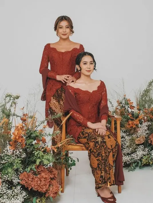 Karin dan Zahra pun tampil serasi dibalut kebaya brokat merah menyala yang serasi dengan selendangnya. Dipadukan kain batik coklat sebagai bawahan.  [@narinkovilda]