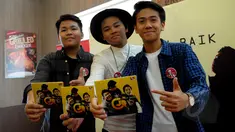Boyband CJR (kiri ke kanan) Kiki, Aldi, dan Iqbal menunjukkan album terbaru mereka yang bertajuk Lebih Baik di kawasan kemang, Jakarta, (8/5/2015). Album tersebut mengkisahkan cinta remaja dengan sentuhan musik bernuansa 80an. (Liputan6.com/Faisal R Syam)