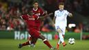 Gelandang Liverpool, Georginio Wijnaldum, berusaha merebut bola dari gelandang Hoffenheim, Dennis Geiger, pada laga playoff Liga Champions, di Stadion Anfield, Kamis (24/8/2017). Liverpool menang 4-2 atas Hoffenheim. (AP/Dave Thompson)