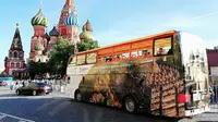 Bus wisata ‘Wonderful Indonesia’ di Lapangan Merah, Moskow, Rusia.  (KBRI Moskow)