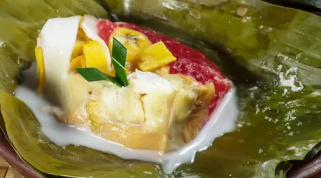 Bongko Kopyor Tradisional: Hidangan manis khas Jawa yang dibungkus daun pisang,