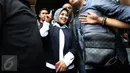 Sylviana Murni berpose sambil mengacungkan jarinya saat akan meninggalkan Gedung Ombudsman, Jakarta, Senin (30/1). Panggilan tersebut terkait pemeriksaan kasus dugaan korupsi pembangunan Masjid Al-Fauz. (Liputan6.com/Faizal Fanani)