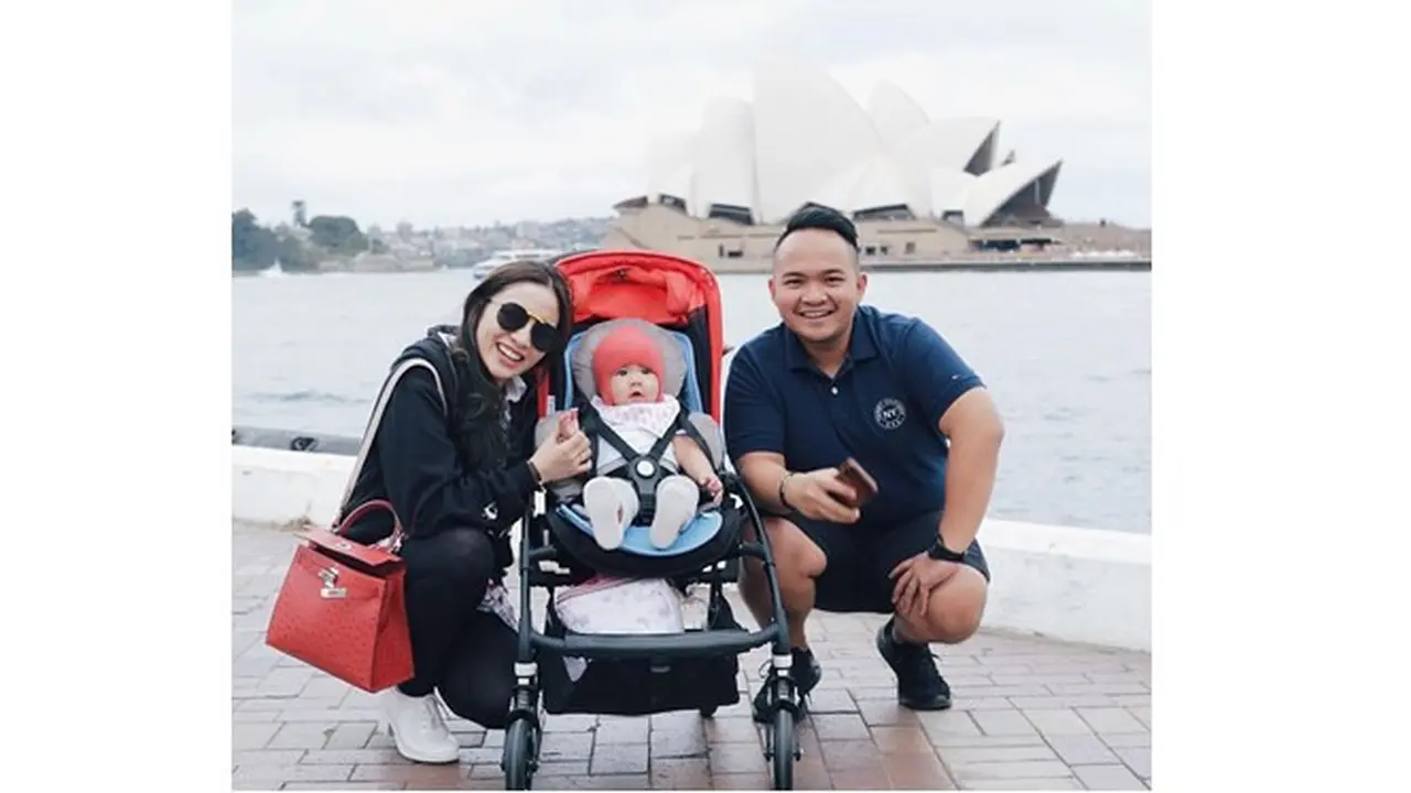7 Potret Seru Keluarga Momo Geisha Liburan di Australia, Ajak Anak Naik Pesawat Mewah