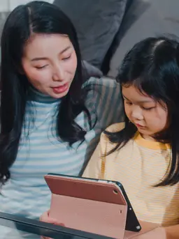 Orangtua dapat membantu anak menggunakan media sosial dengan aman, memahami risiko online, serta tetap menghormati privasi dan kemandirian. (Foto/Dok: Magnific)