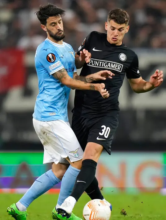 Pemain Lazio Luis Alberto (kiri) berebut bola dengan pemain Sturm Graz Ivan Ljubic pada pertandingan sepak bola Grup F Liga Europa di Merkur Arena, Graz, Austria, 6 Oktober 2022. Pertandingan berakhir imbang 0-0. (AP Photo/Florian Schroetter)