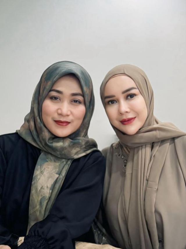 Gaya hijab Aura Kasih yang anggun dalam setiap momen (credit: instagram.com/aurakasih)