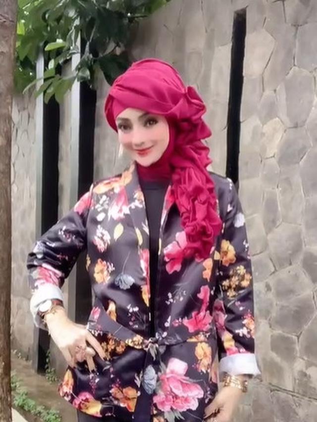 Viral Wanita Berseragam PNS Berdandan Mirip Barbie, Ini 6 Potretnya