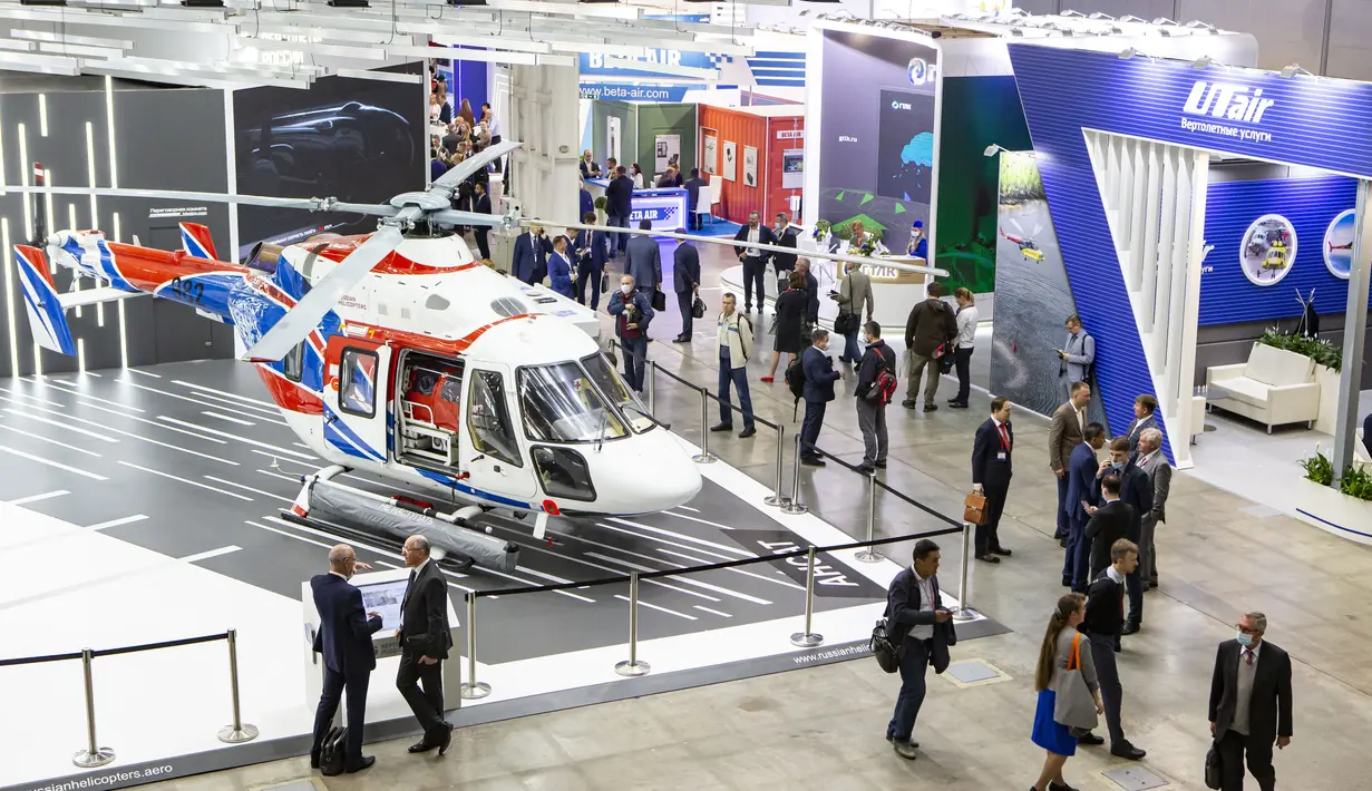 Orang-orang mengunjungi pameran industri helikopter internasional HeliRussia 2020 di Moskow, Rusia (16/9/2020). Pameran tersebut berlangsung di Moskow dari 15 hingga 17 September. (Xinhua/Alexander Zemlianichenko Jr)