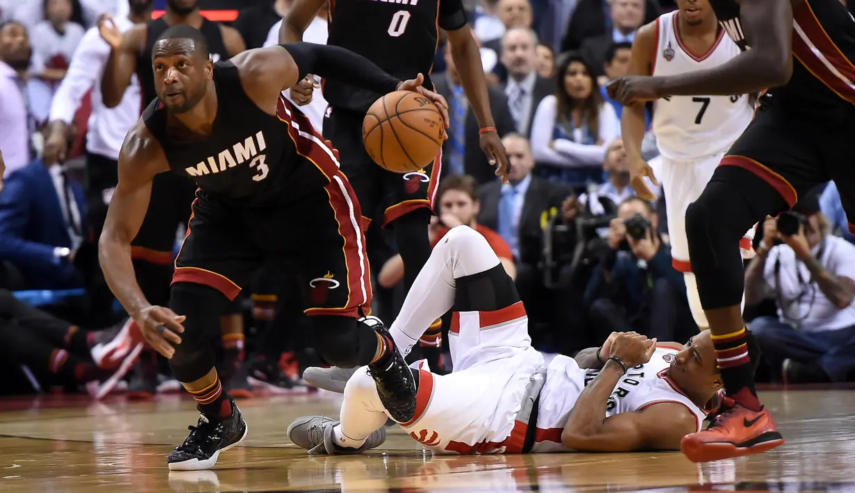 Miami Heat guard Dwyane Wade (3) menggiring bola saat dihadang Toronto Raptors guard DeMar DeRozan (10) pada NBA Playoffs di Air Canada Centre, Toronto, Selasa (3/5/2016). (Reuters/Mandatory/Dan Hamilton-USA TODAY Sports)