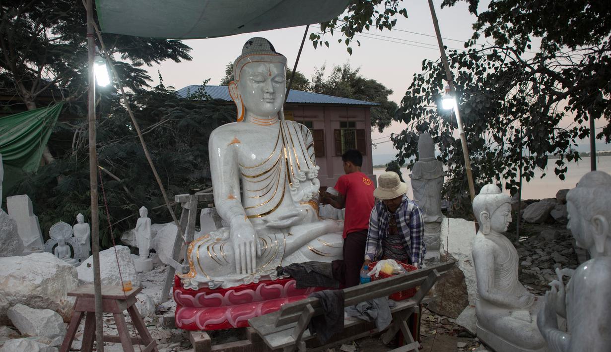 Para pekerja memoles patung Buddha di desa Sagyin, Madaya, Myanmar pada 22 Desember 2018. Desa Zagyin atau biasa disebut Marble ini merupakan tempat terbesar di dunia dalam memproduksi patung Buddha dalam segala ukuran. (YE AUNG THU / AFP)