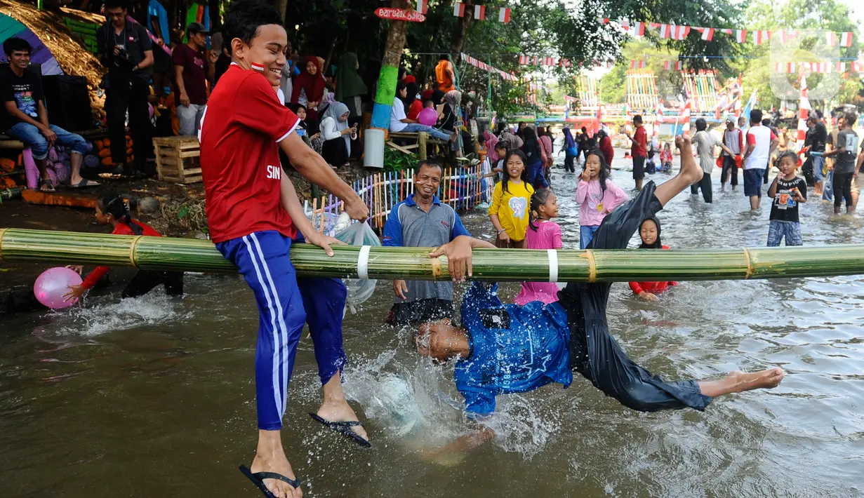 Di balik keseruan permainan gebuk bantal ini ternyata terselip makna tersembunyi yang jarang diketahui orang. Konon, lomba gebuk bantal merupakan sebuah analogi pada masa Indonesia tengah diduduki penjajah. (merdeka.com/Arie Basuki)