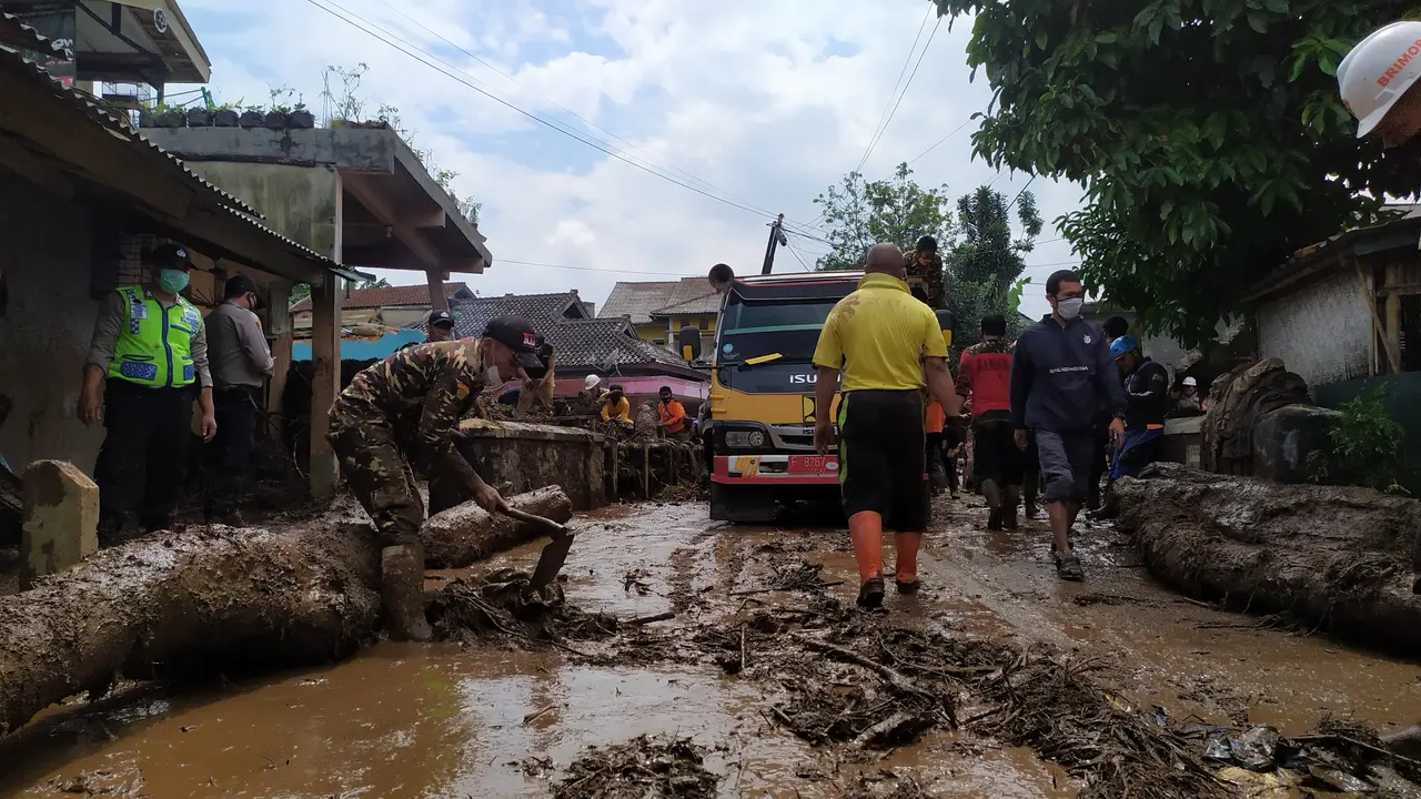 Tim gabungan membersihkan sisa banjir bandang Cicurug, Sukabumi.