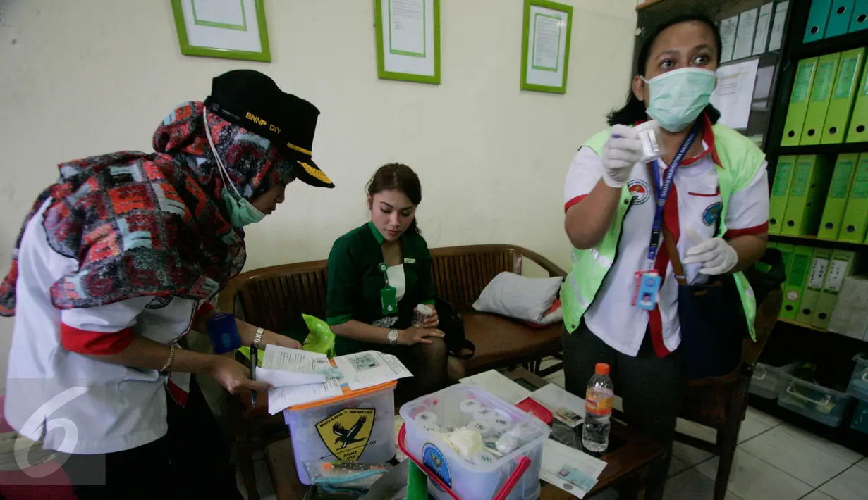 Petugas BNNP DIY melakukan sidak crew pesawat komersial di bandara Adisucipto,Yogyakarta, Kamis (6/10). Sidak tersebut melakukan tes urine untuk menagntisipasi penyalahgunaan narkoba saat menerbangkan pesawat. (Liputan6.com/Boy Harjanto)
