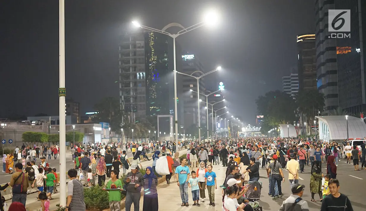 Ribuan warga memadati Jalan MH Thamrin pada malam puncak peringatan HUT DKI Jakarta ke-492 di Bundaran HI Jakarta, Sabtu, (22/6/2019). Peringatan HUT Jakarta dibuka Gubernur DKI Jakarta Anies Baswedan. (Liputan6.com/Immanuel Antonius)