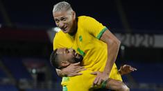 Usai melewati fase grup cabang sepak bola putra Olimpiade Tokyo 2020, telah tercipta 68 gol dari 24 laga, dengan rataan 2,83 gol tiap laga. Adalah striker Brasil, Richarlison yang sementara memimpin daftar top skor dengan membuat 5 gol. Berikut daftar lengkapnya. (Foto: AP/Kiichiro Sato)