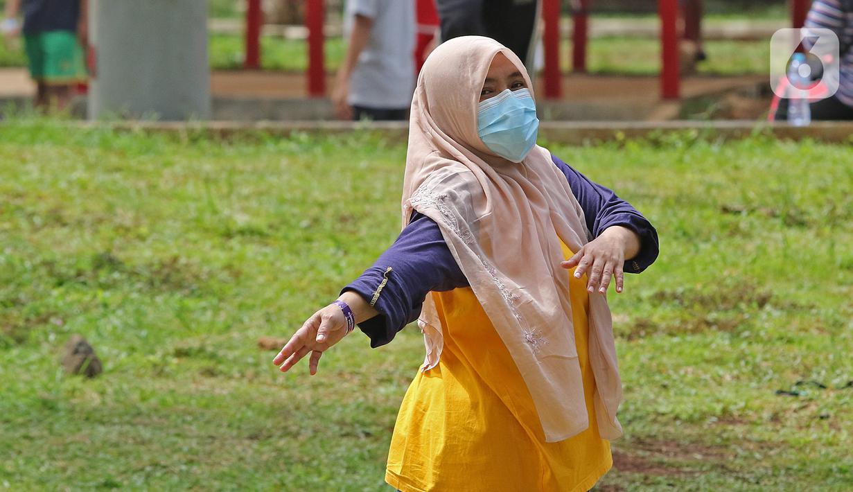 Aktivitas pagi hari pasien berstatus OTG (Orang Tanpa Gejala) di RSDC Wisma Atlet, Jakarta, Selasa (26/1/2021). Data Satgas Covid-19 per Selasa (26/1) mencatat kasus COVID-19 di Indonesia bertambah 13.094 sehingga total menyentuh angka satu juta, tepatnya 1.012.350. (Liputan6.com/Herman Zakharia)