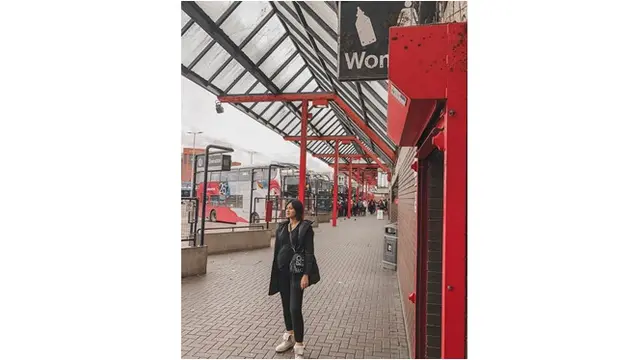 Kimberly Ryder tampak berpose di depan stasiun bus di Inggris. Baby bump Kimberly pun sukses mencuri perhatian warganet.